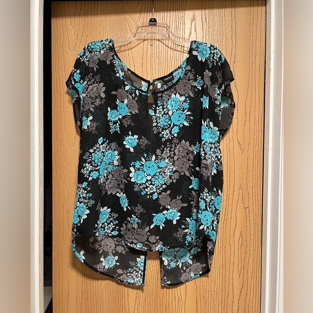 Torrid size 0 floral tunic in black and teal